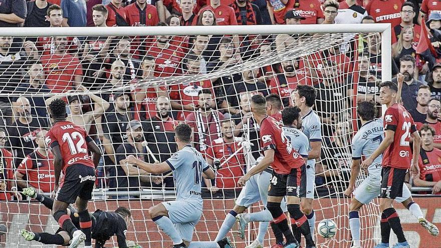 AcciÃ³n del primer gol del AtlÃ©tico de Madrid ante el Mallorca tras  un remate de cabeza de Diego Costa.