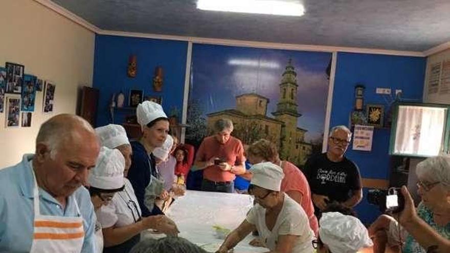 Visita a Carboeiro y clases prácticas de rosquillas en Abades