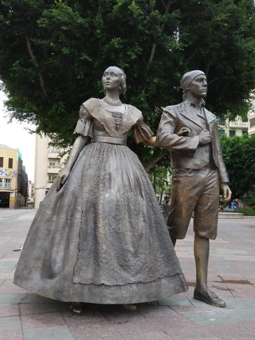 CASTILLO CINCELADORES. La estatua del artista Jaume Espí, que conmemora en Alzira de la declaración de las Fallas como Patrimonio Inmaterial de la Humanidad...