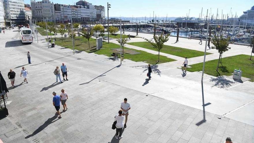 Explanada de la avenida de La Marina, urbanizada mediante el convenio entre Concello y Puerto.