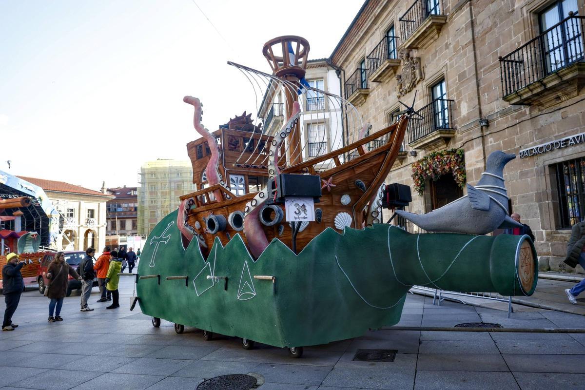 EN IMÁGENES: El 'ascenso' de los artilugios de Galiana llena las calles de Avilés