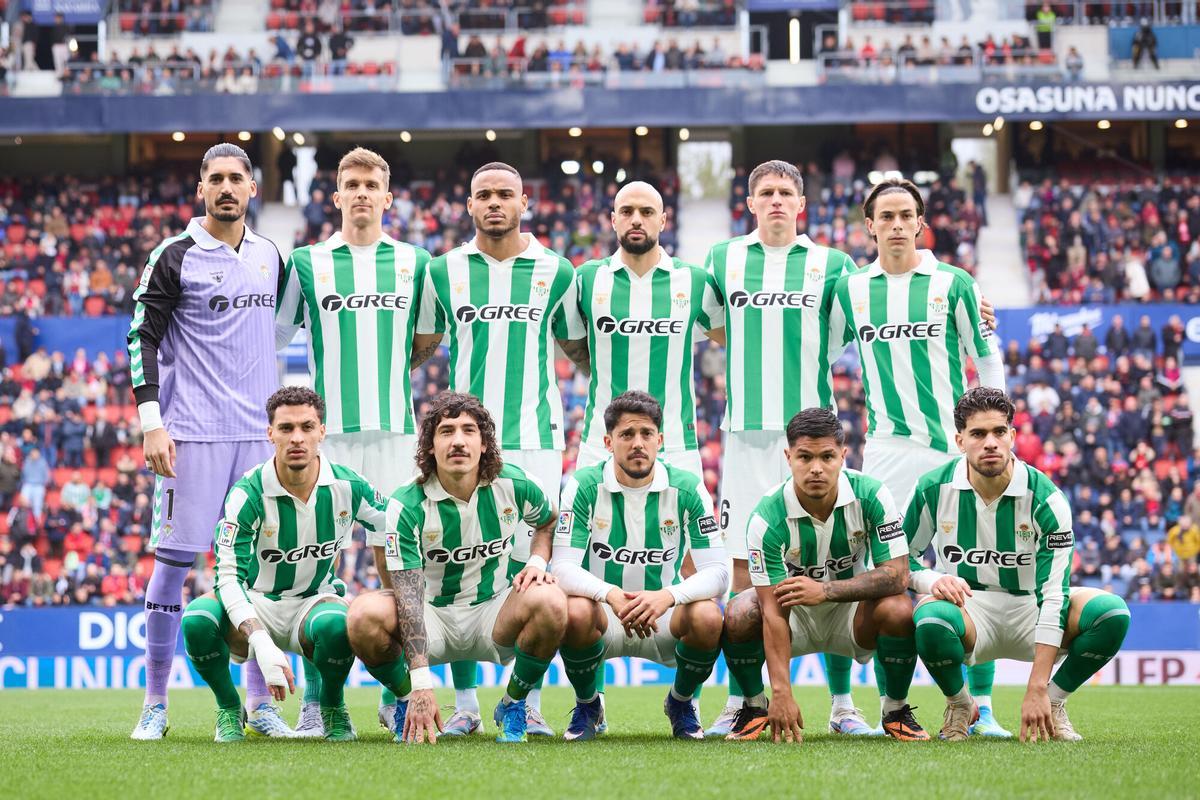 Los jugadores del Betis posan en El Sadar antes del partido de la jornada 31 de LaLiga contra Osasuna