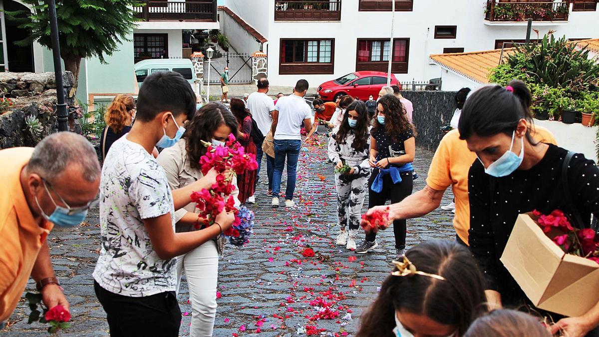 Vecinos de Mazo arrojan flores sobre las calles de adoquines centenarios del casco histórico. | | R.P.