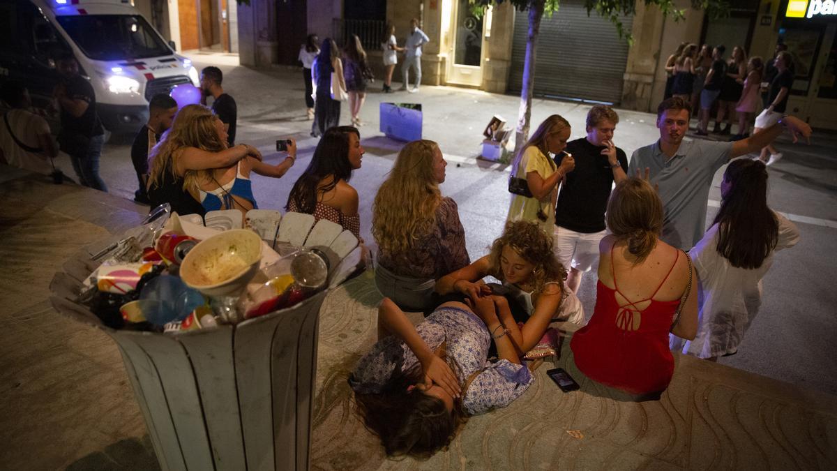 Jóvenes en Sitges, a pocos minutos del inicio del toque de queda, este jueves.