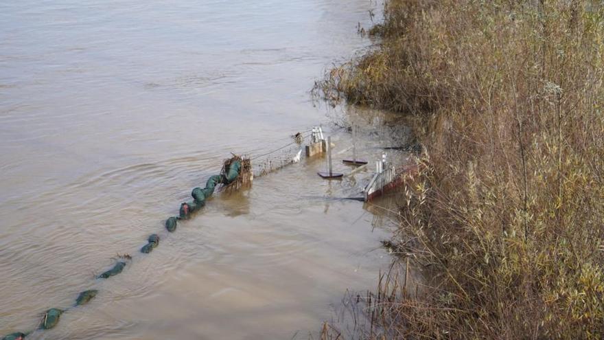 La barcaza que cruza el río Duero, sumergida en el agua tras el paso de las borrascas Elsa y Fabien.