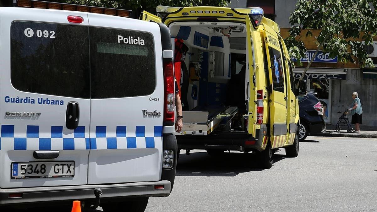 Una ambulancia y un furgón de la Guardia Urbana en un accidente de tráfico en la avenida Meridiana de Barcelona, el 1 de agosto del 2019