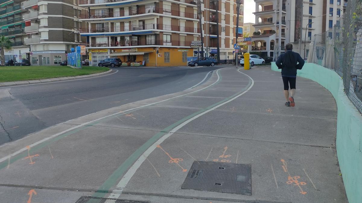 Desde hace varias semanas hay marcas en la rotonda del Puerto que señaliza el trazado del futuro colector de agua.