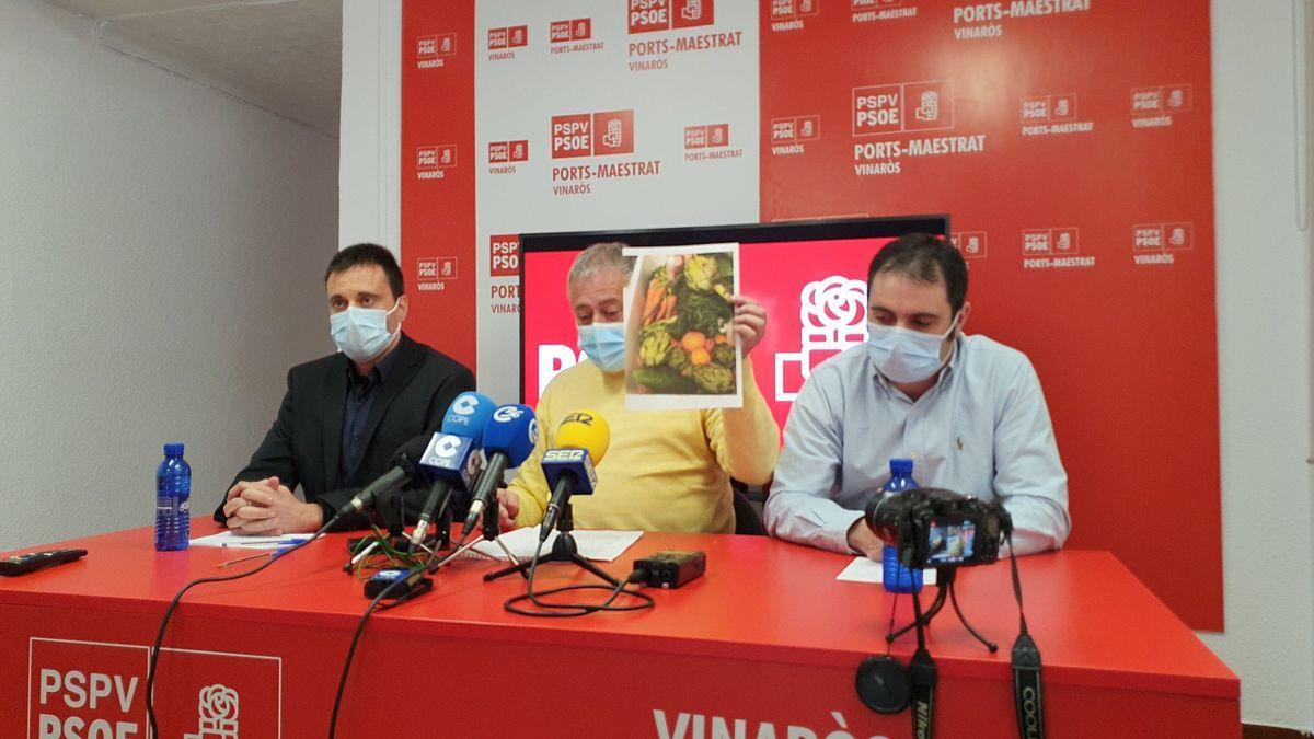 El concejal que regaló la cabeza de cordero degollada, José Chaler (c), ha comparecido este lunes en rueda de prensa junto al alcalde, Guillem Alsina (i), y el secretario general del PSOE de Vinaròs, Edu Barberá (d).