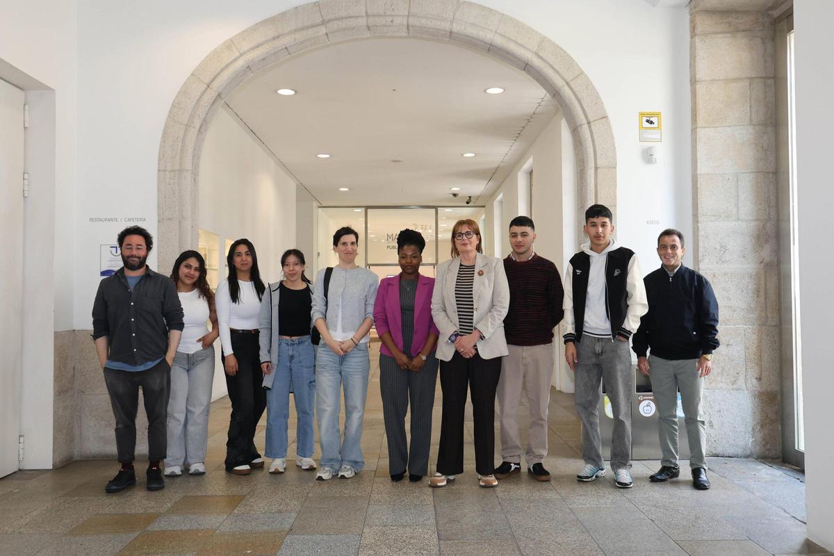 Carme Adán, cuarta por la derecha, junto a Eurídice y alumnado de la EPA Berbés.