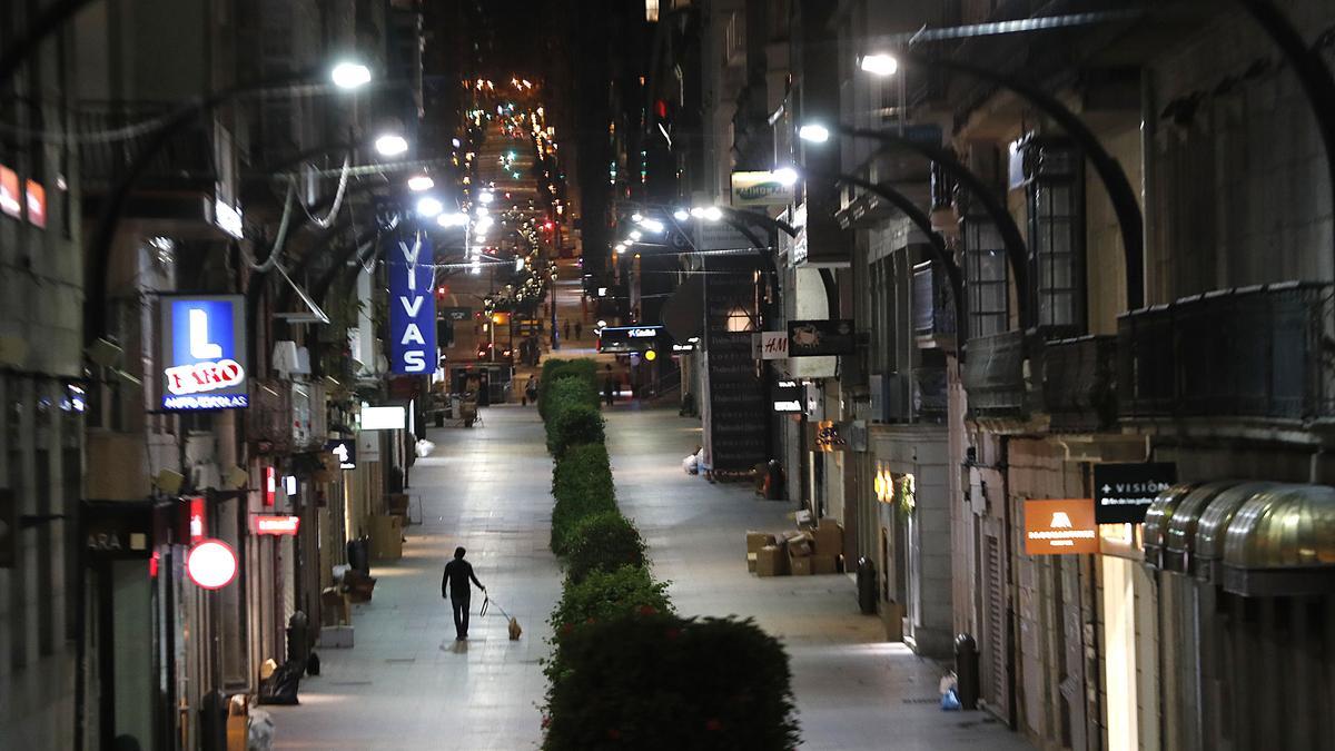 La calle de Príncipe, en Vigo, vacía poco antes del horario del toque de queda