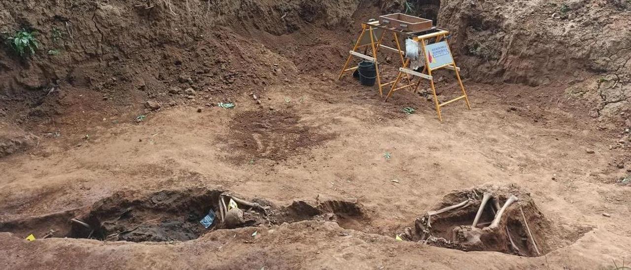 Dos de los cuerpos hallados el pasado verano en El Rellán, con los familiares siguiendo los trabajos. | S. Arias