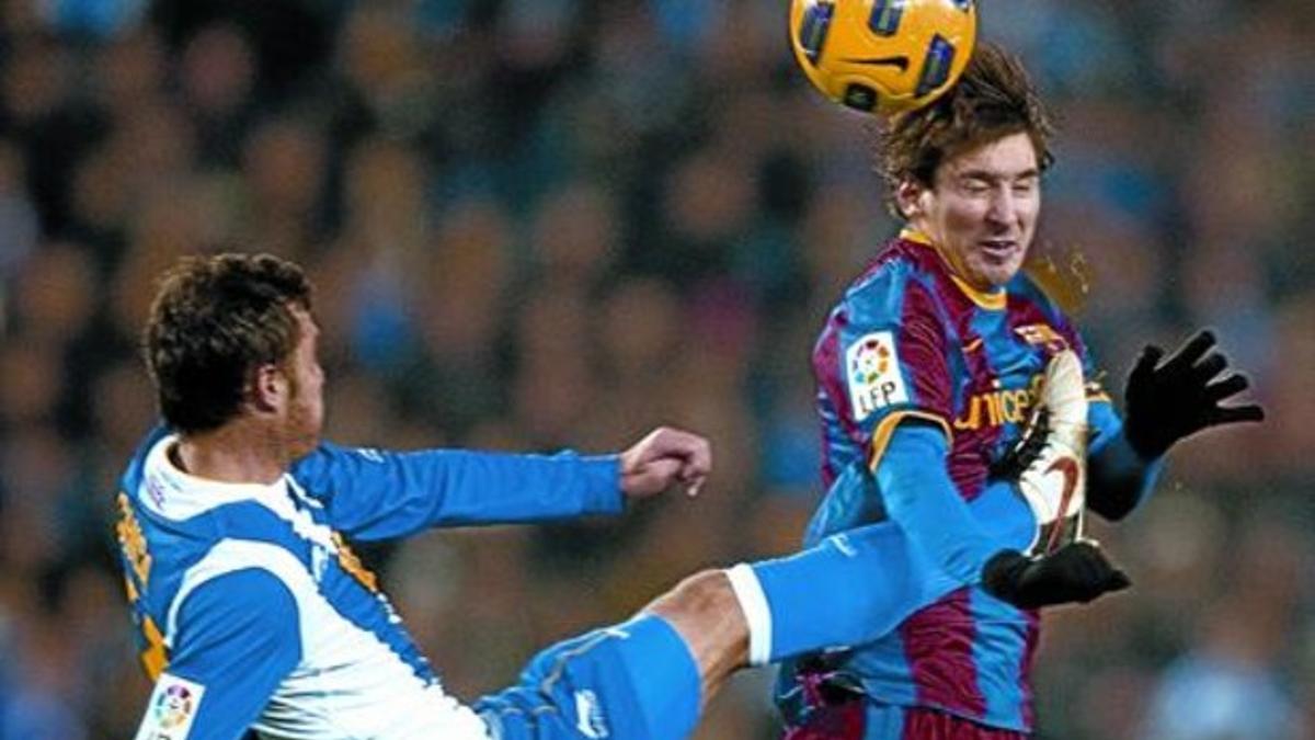 Chica hace una dura entrada a Messi, que se lleva el balón, anoche.