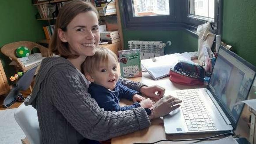 María Gómez y su hijo Nicolás, ayer en su domicilio.