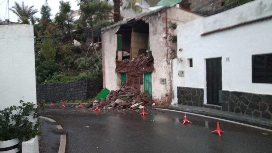 La fachada de una casa abandonada se desprende en Gran Canaria por la lluvia y el viento