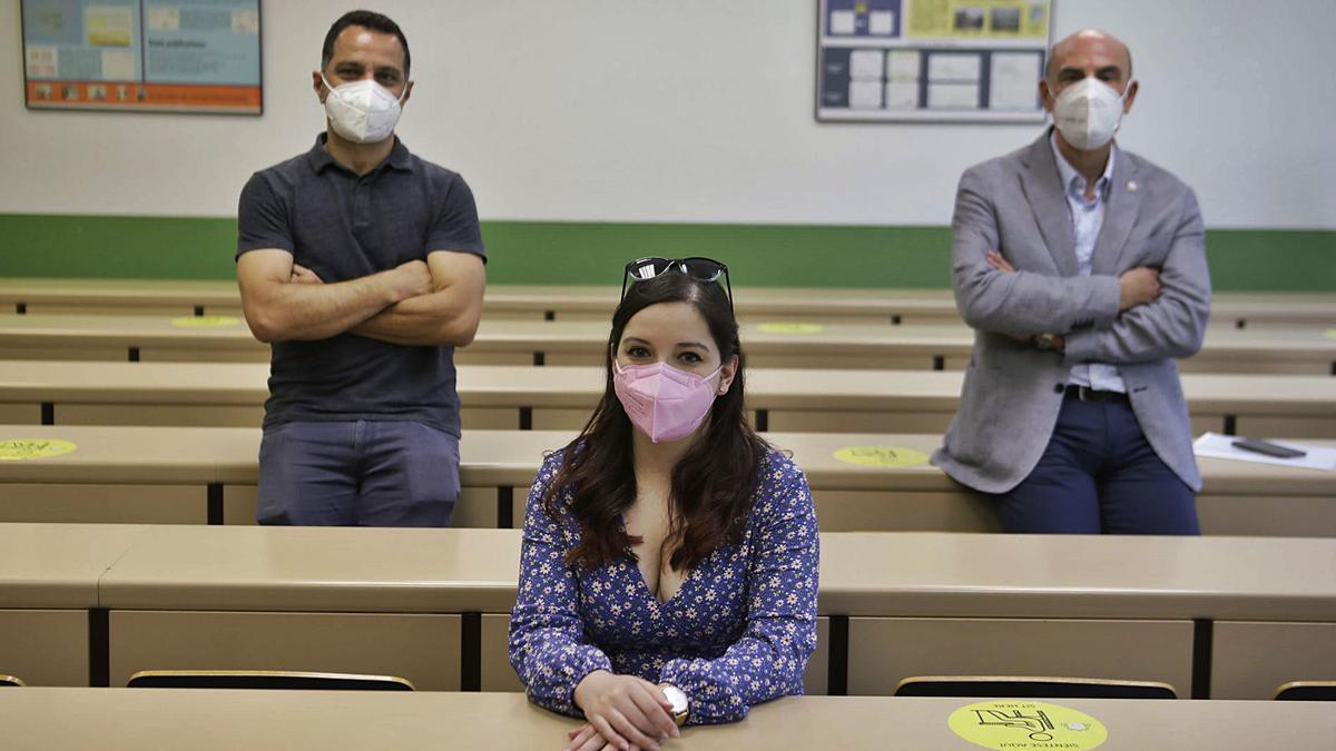 Marlén Alonso, colos sos directores de tesis, Luis Rodríguez y Pedro  Alonso, nun aula de la Facultá de Ciencies. | Fernando Rodríguez