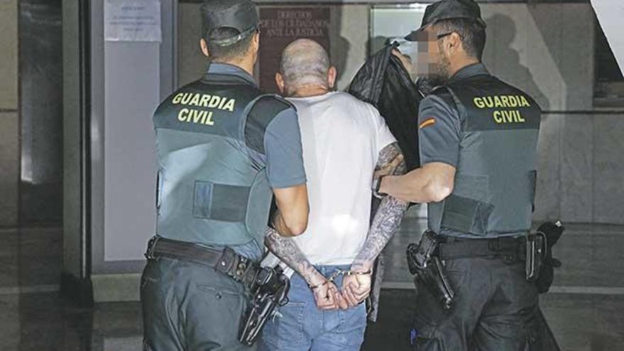 Paul L.W., el acusado del homicidio del turista, es conducido por la Guardia Civil al juzgado.