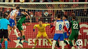 Bernardo cabecea en el área del Eibar ante la mirada de Cantero, en Montilivi.