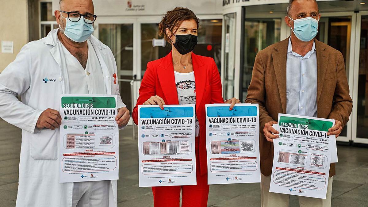 Manuel Fraile, Clara San Damián y Casto López con los carteles de vacunación. | Nico Rodríguez