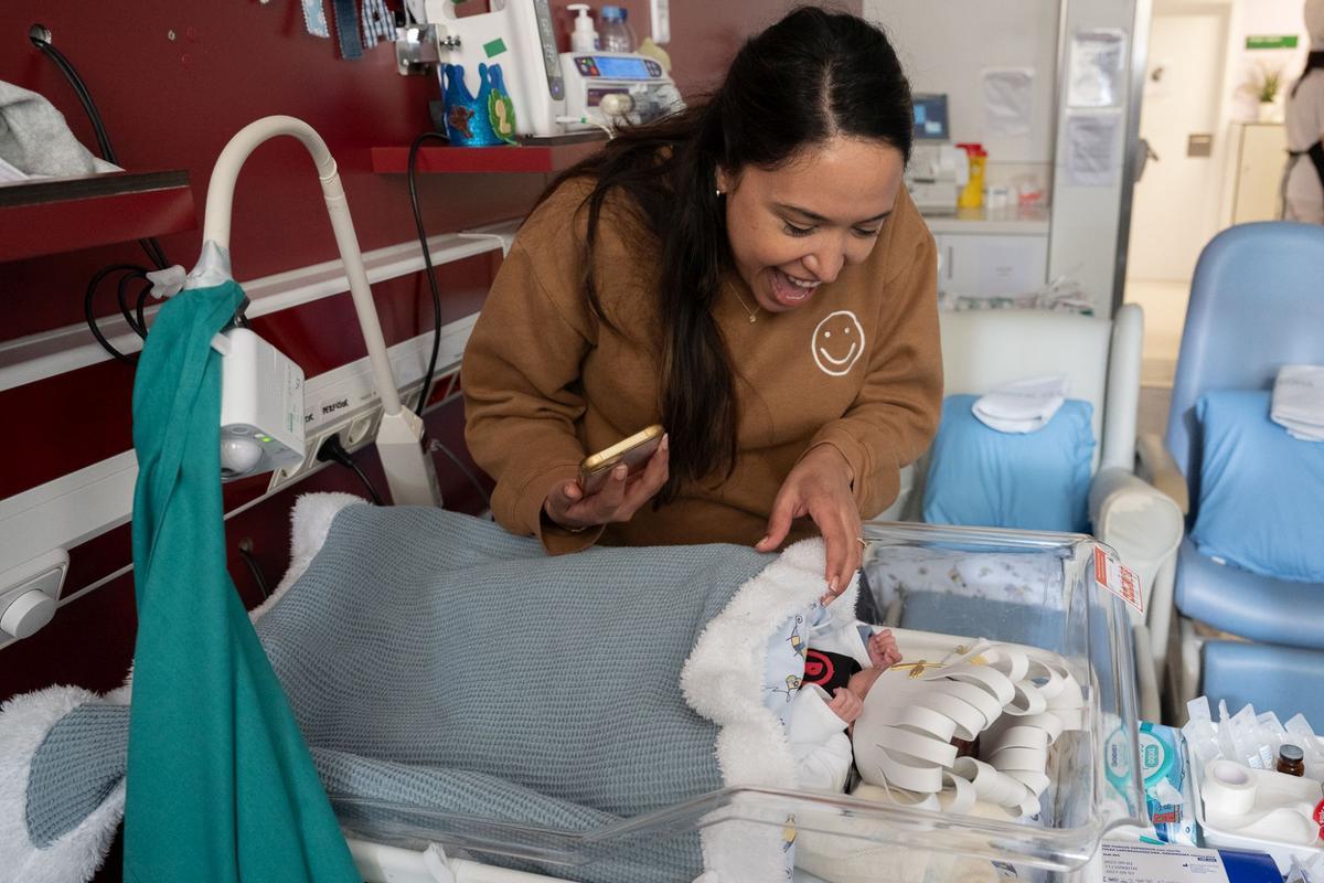 Los bebés ingresados en la UCI neonatal del Clínic se convierten en pequeños cocineros por Carnaval