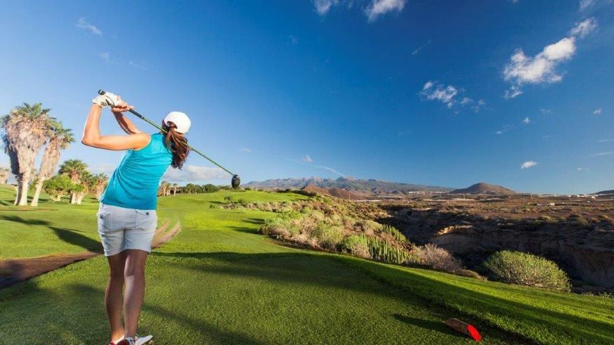 Una turista juega al golf en San Miguel de Abona