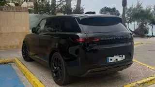 Retiran un todoterreno aparcado en una acera de Platja d'en Bossa y multan a su propietario