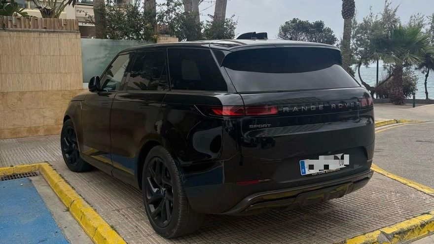Multan a un conductor por aparcar encima de la acera en Platja d'en Bossa.