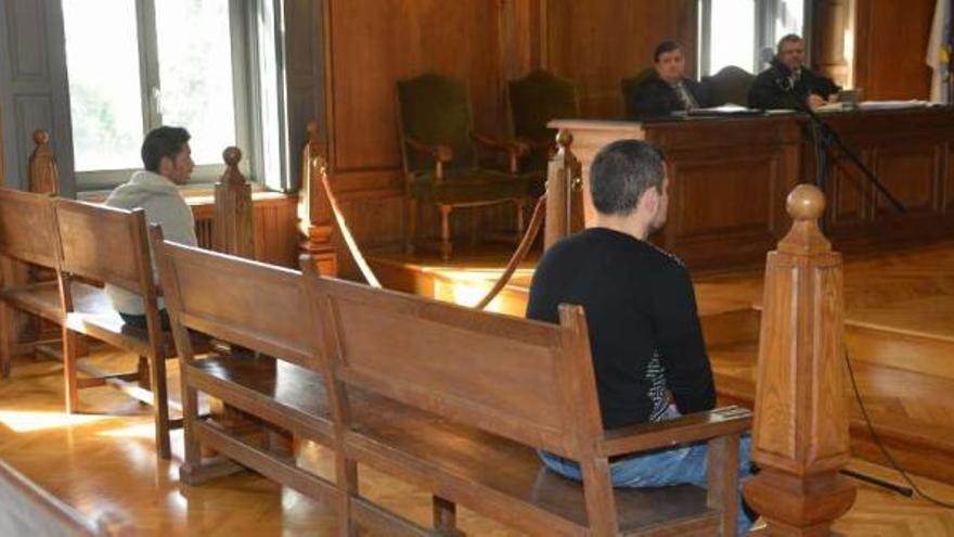 Los dos implicados en la pelea en Cangas, ayer en el juicio en la Audiencia de Pontevedra.  // Gustavo Santos