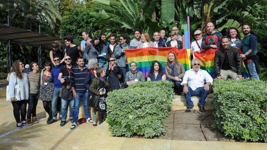 Imagen de la inauguración de la escultura a la Diversidad, en la avenida del Mar de Marbella.