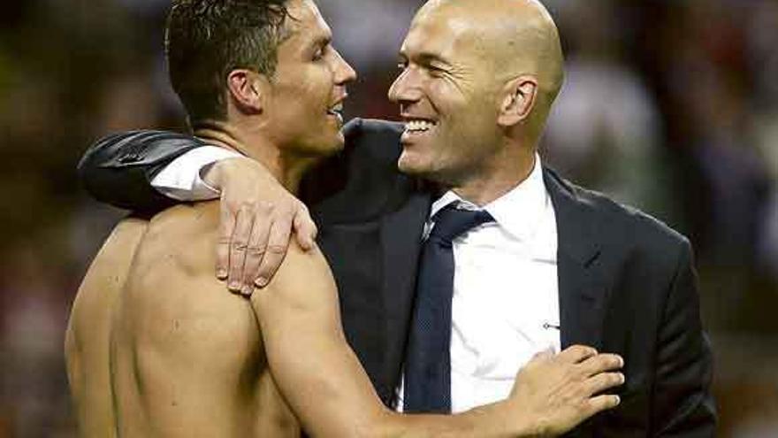 Cristiano Ronaldo y Zinedine Zidane se felicitan al término del partido.