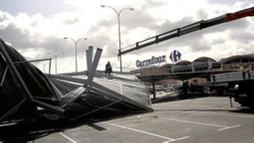 Rachas de viento de hasta 90 km/h causan destrozos en Extremadura