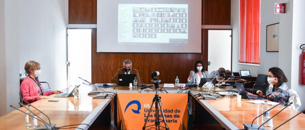 Consejo de Gobierno celebrado ayer, presidido por el rector, Lluís Serra e Inmaculada González. Cecilia Dorado (derecha) y Marisol Izquierdo. | | JULIO DOMÍNGUEZ (ULPGC)