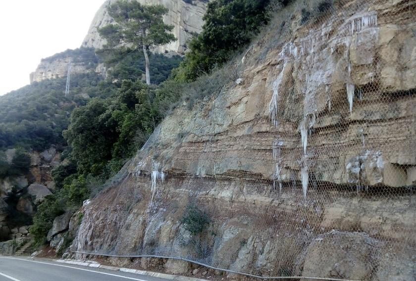 Paisatge de fred i restes de neu a Montserrat