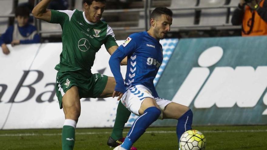 Fernández, con el balón, durante el partido ante el Leganés. maría gómez