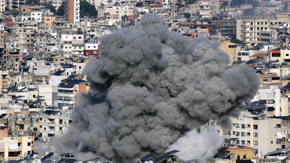 Israel afirma que atacó defensas aéreas y depósitos de armas en Irán