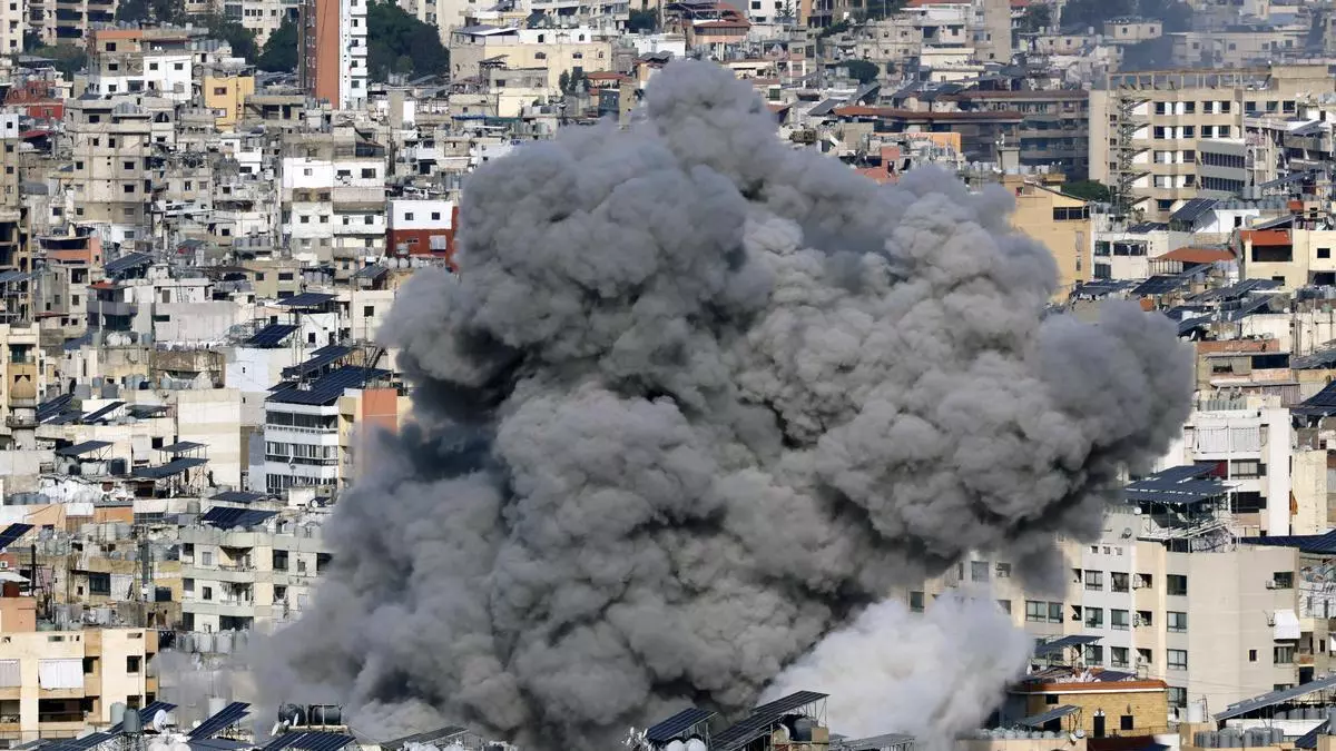 Israel afirma que atacó defensas aéreas y depósitos de armas en Irán