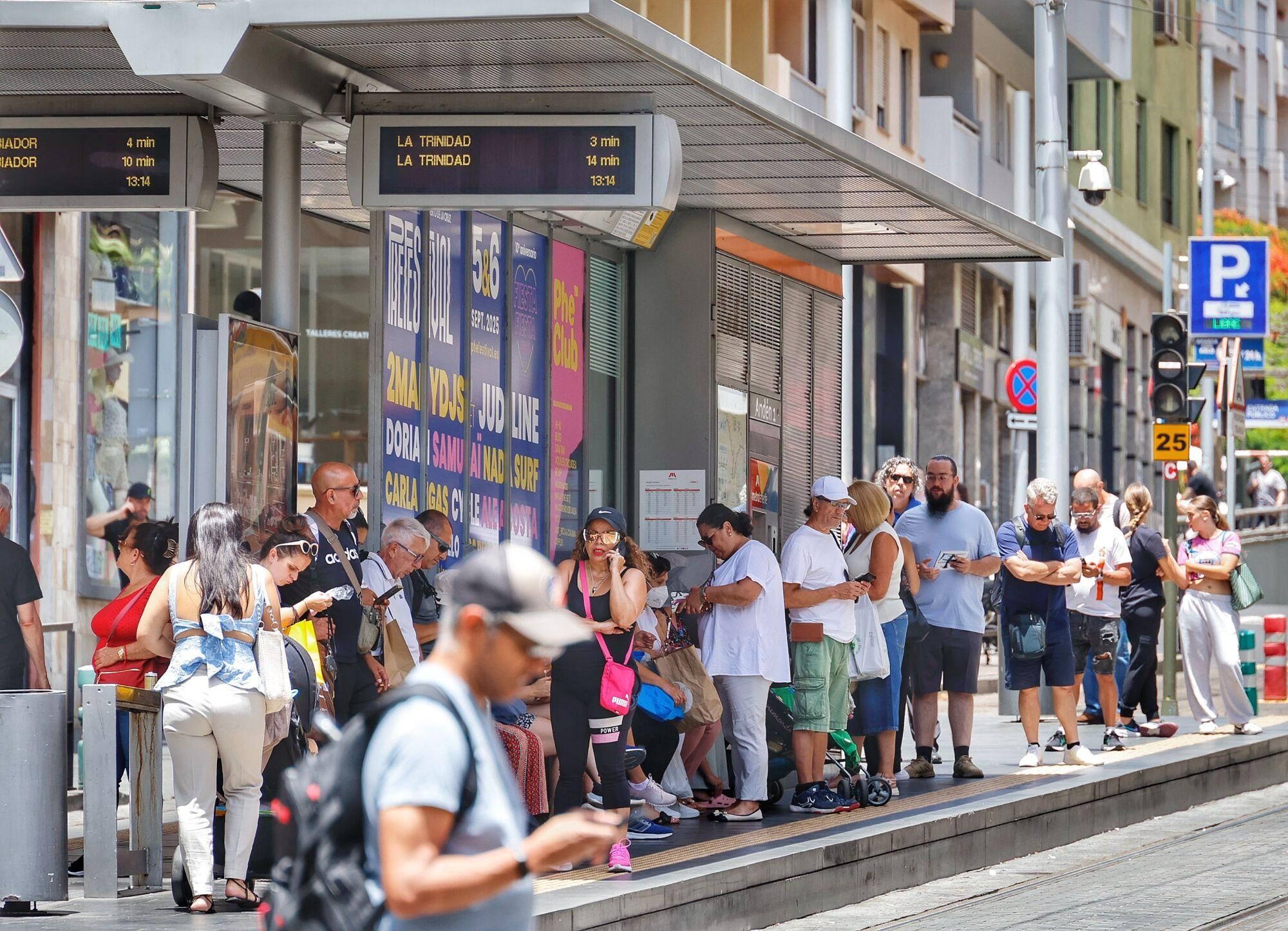 Colas en las paradas del tranvía en Tenerife