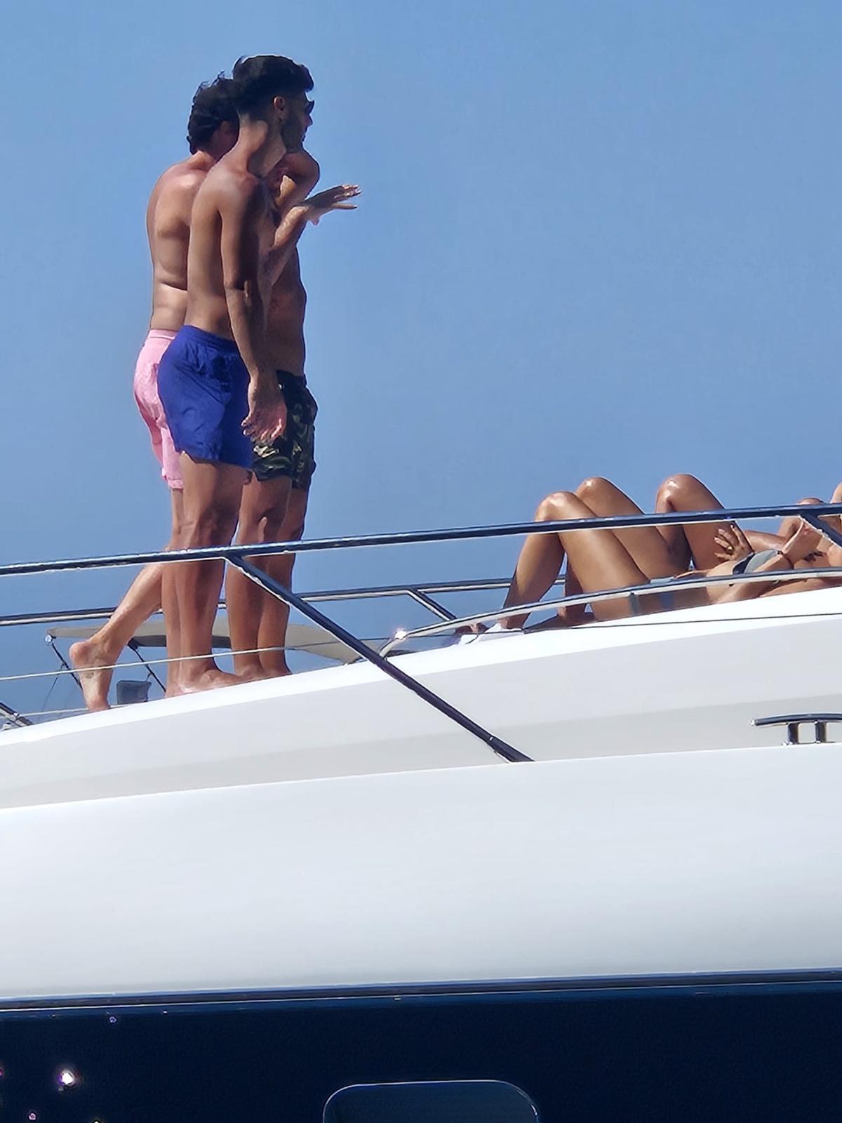 Marco Asensio navega con amigos por la costa de Andratx