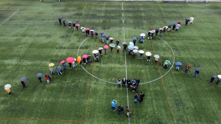 Los asistentes se posicionaron en el campo formando una X / cedida