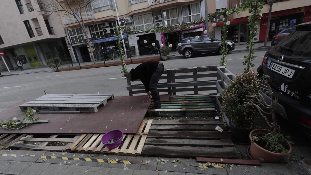 Las terrazas que sigan montadas en la calle se arriesgan a una multa de 600 euros