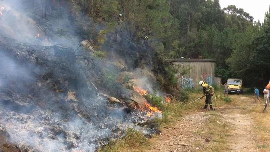 Las llamas llegaron hasta un camino forestal. // Gonzalo Núñez