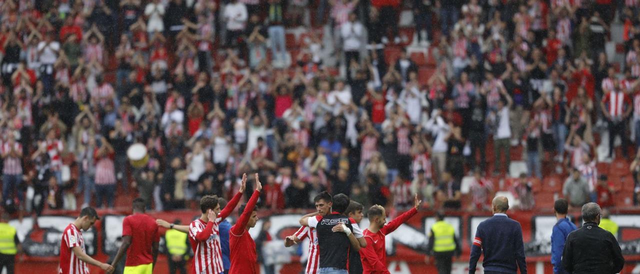 Djuka, celebra  sul gol con aficionados rojiblancos. | Marcos León