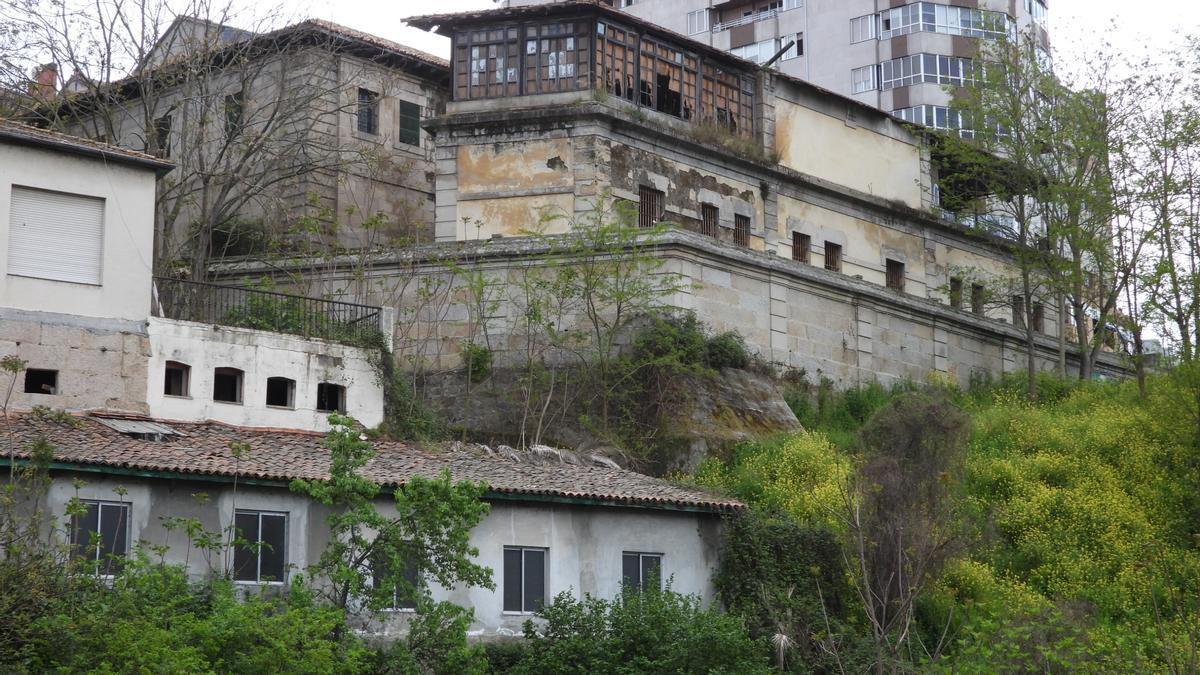 La trasera de la antigua prisión. El entorno de As Burgas es uno de los espacios públicos más degradados. // FERNANDO CASANOVA