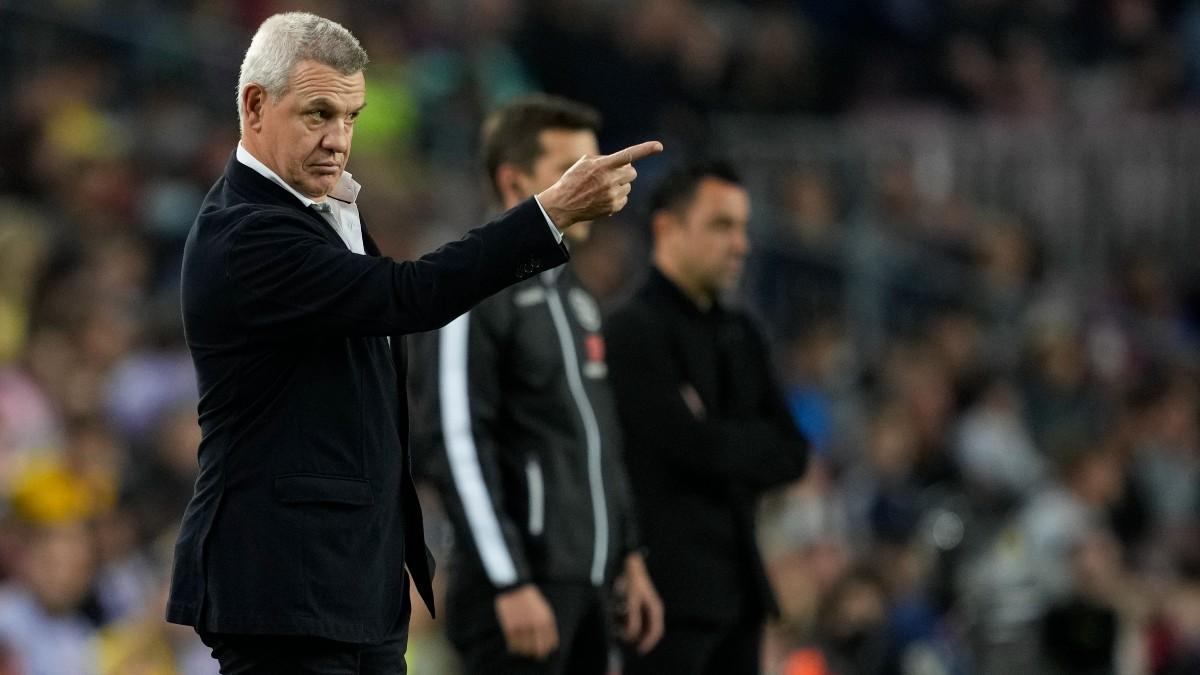 Javier Aguirre dirigiendo al Mallorca contra el Barça de Xavi Hernández