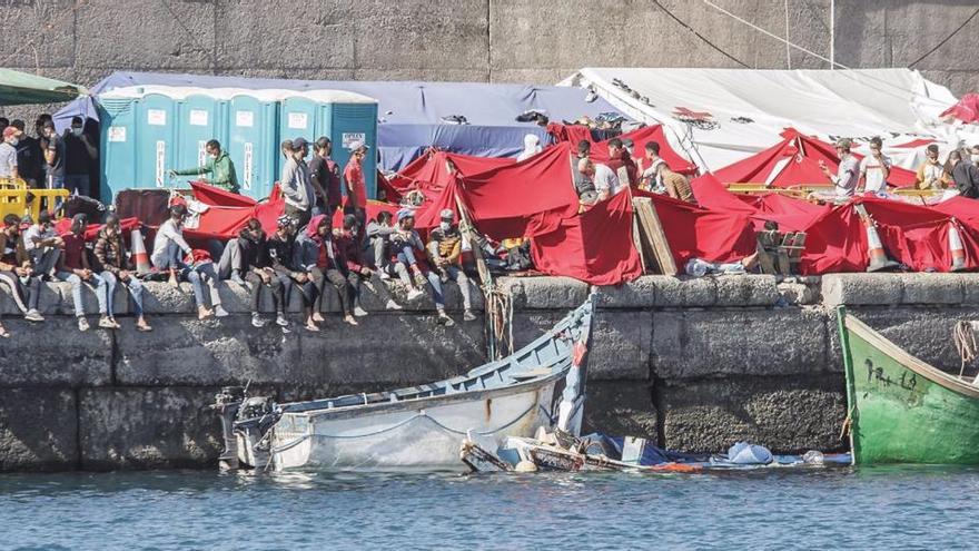 Varios inmigrantes en el Muelle de Arguineguín, en Gran Canaria, el pasado mes de noviembre.