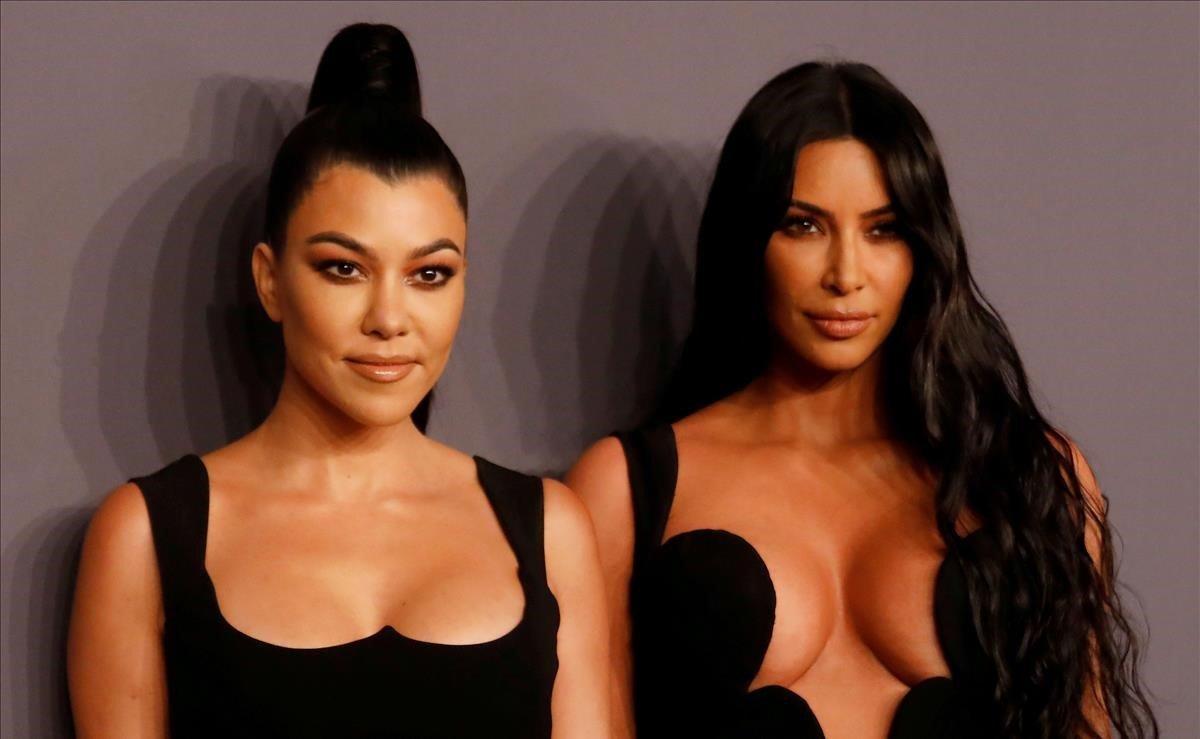 Kim Kardashian y su hermana Kourtney Kardashian posan en la alfombra roja para la gala de amfAR en Nueva York. El evento de caridad beneficia programas de investigación del SIDA de la Fundación amfAR.