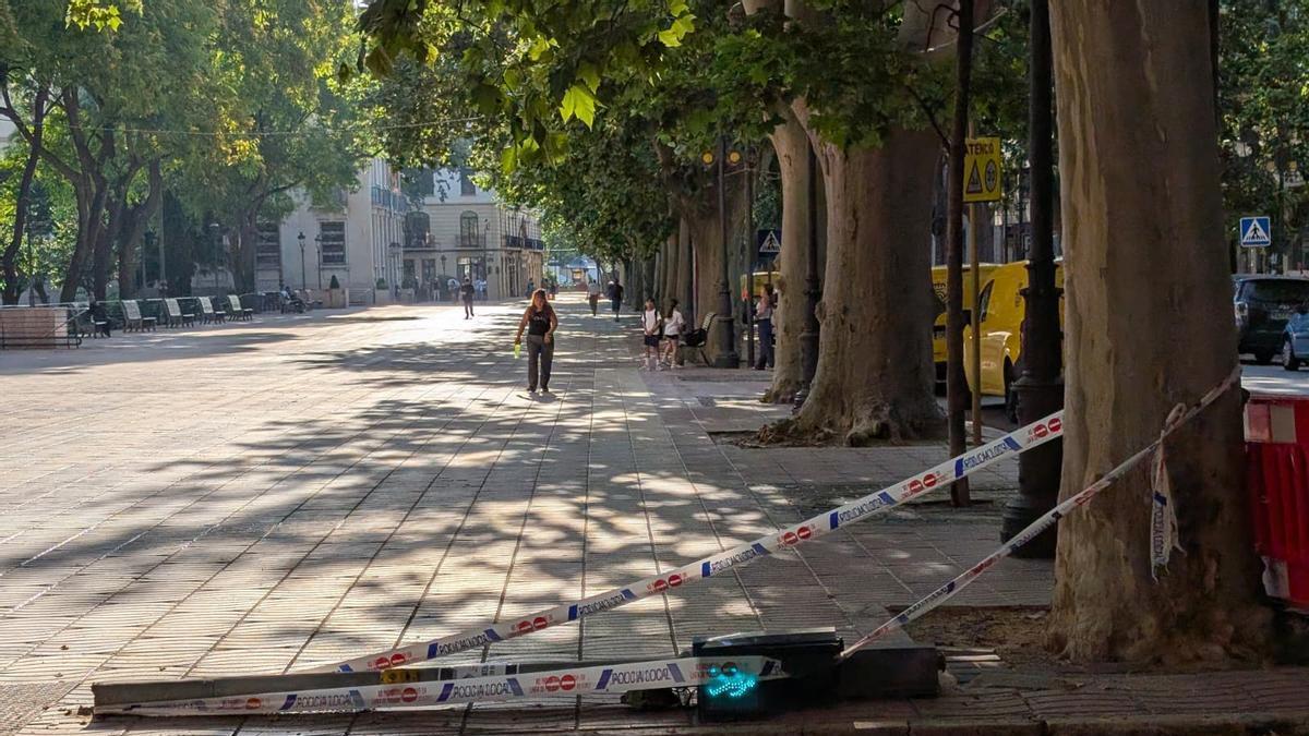 Precintan un semáforo caído en la principal vía de Xàtiva tras ser golpeado por una cuba de limpieza