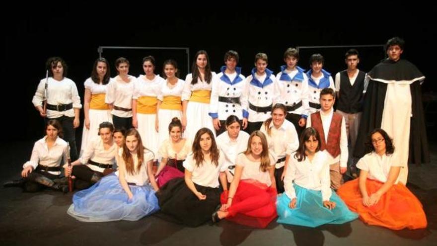 Los 24 integrantes del taller de teatro del IES La Asunción.