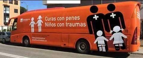 Las críticas al vehículo transfóbico del colectivo ultracatólico corren en forma de humor por las redes sociales.