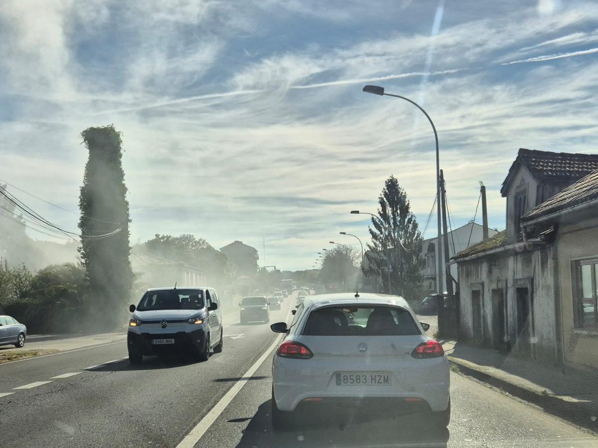 Alarma en O Carballo, en Oleiros, por la humareda tras la avería de una furgoneta de reparto.