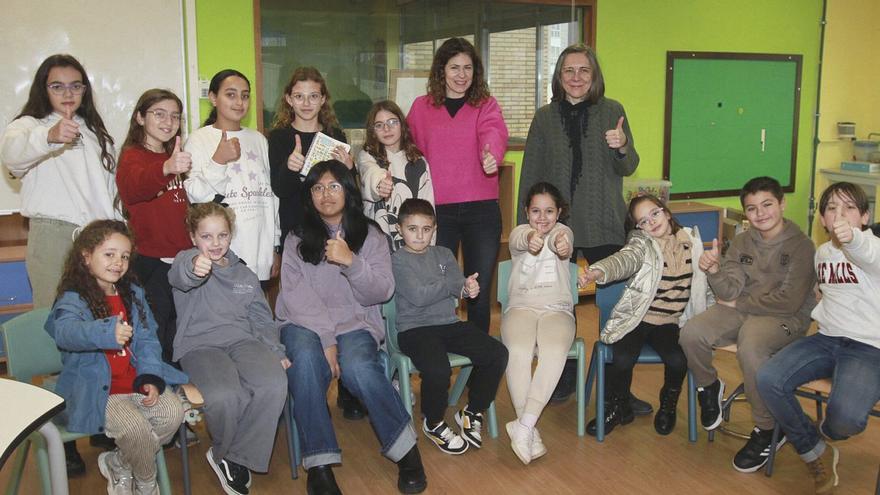 Rita Reza y Noemí Anta, con los protagonistas del Consello da Infancia.